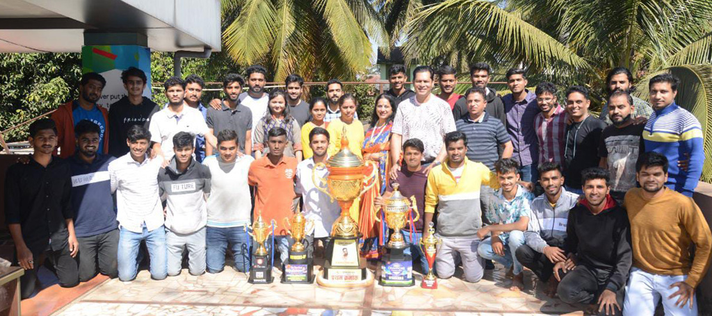 darshan-united-football-club-belgaum-winner-strophy-with-directors